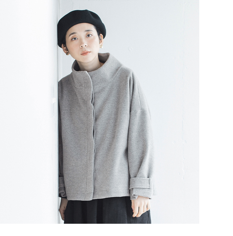 別注｜スタンド襟ショートコート（ライトグレー）とブラックのスカートを合わせた上半身コーディネート