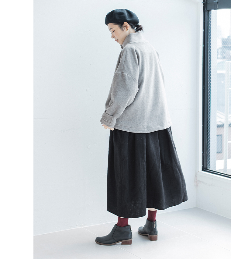 別注｜スタンド襟ショートコート（ライトグレー）とブラックスカートを合わせたバックシルエット