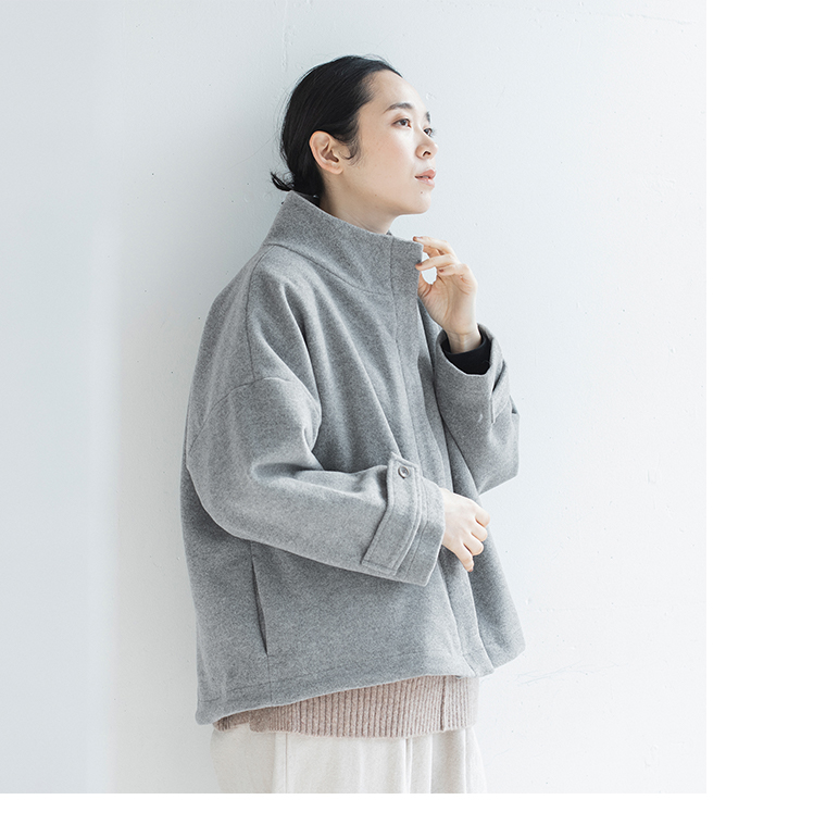 別注｜スタンド襟ショートコート（ライトグレー）とベージュのニットを合わせた横上半身コーディネート