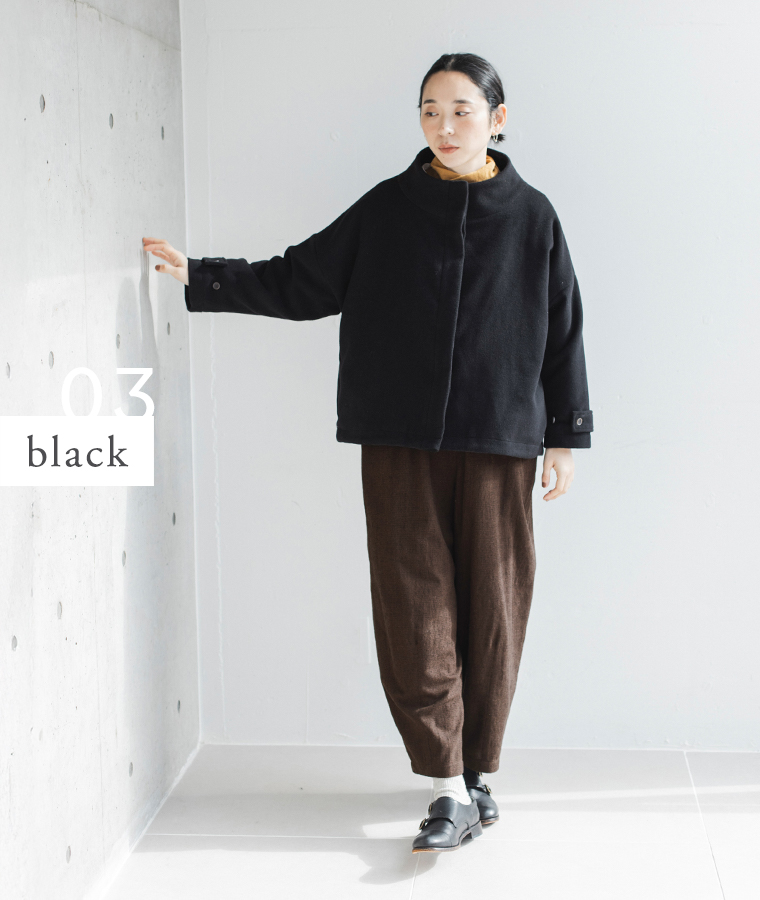 別注｜スタンド襟ショートコート（ブラック）とブラウンのパンツを着た正面コーディネート