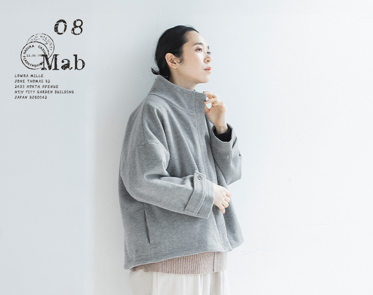 08Mab 別注｜スタンド襟ショートコート（ライトグレー）を着た正面コーディネート