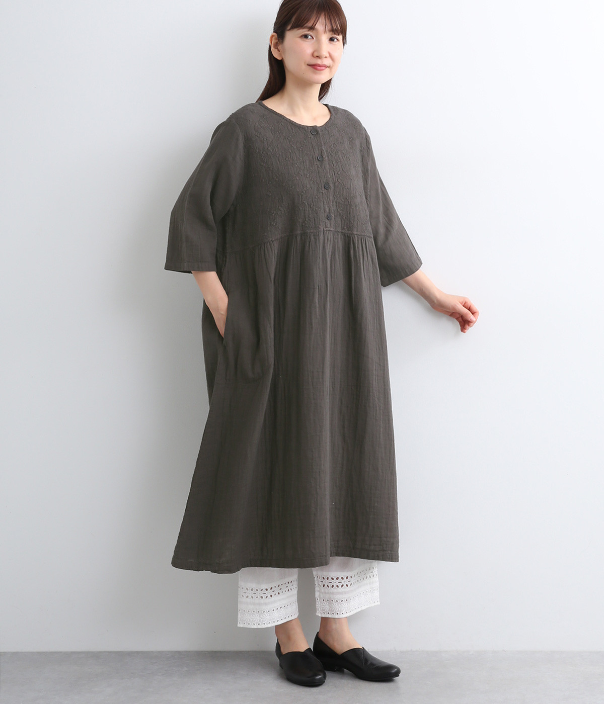 Wガーゼ小花刺繍胸切替ワンピース(スミクロ-ONESIZE)