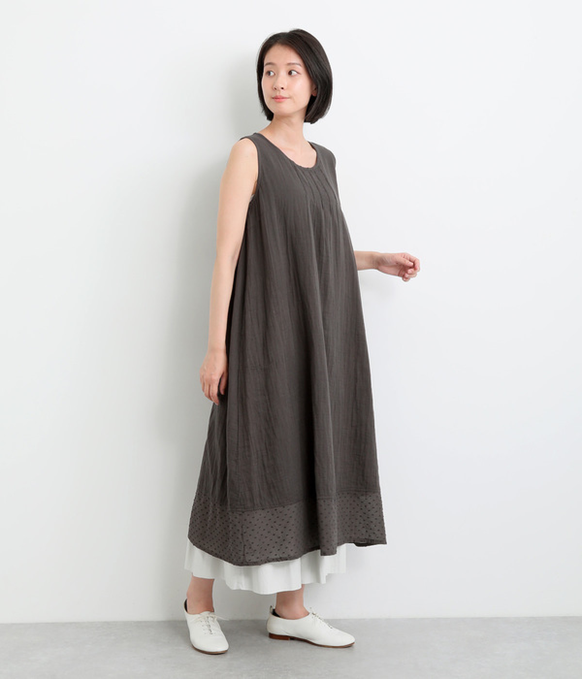 Wガーゼ襟元ピンタック裾ドットノースリーブワンピース(スミクロ-ONESIZE)