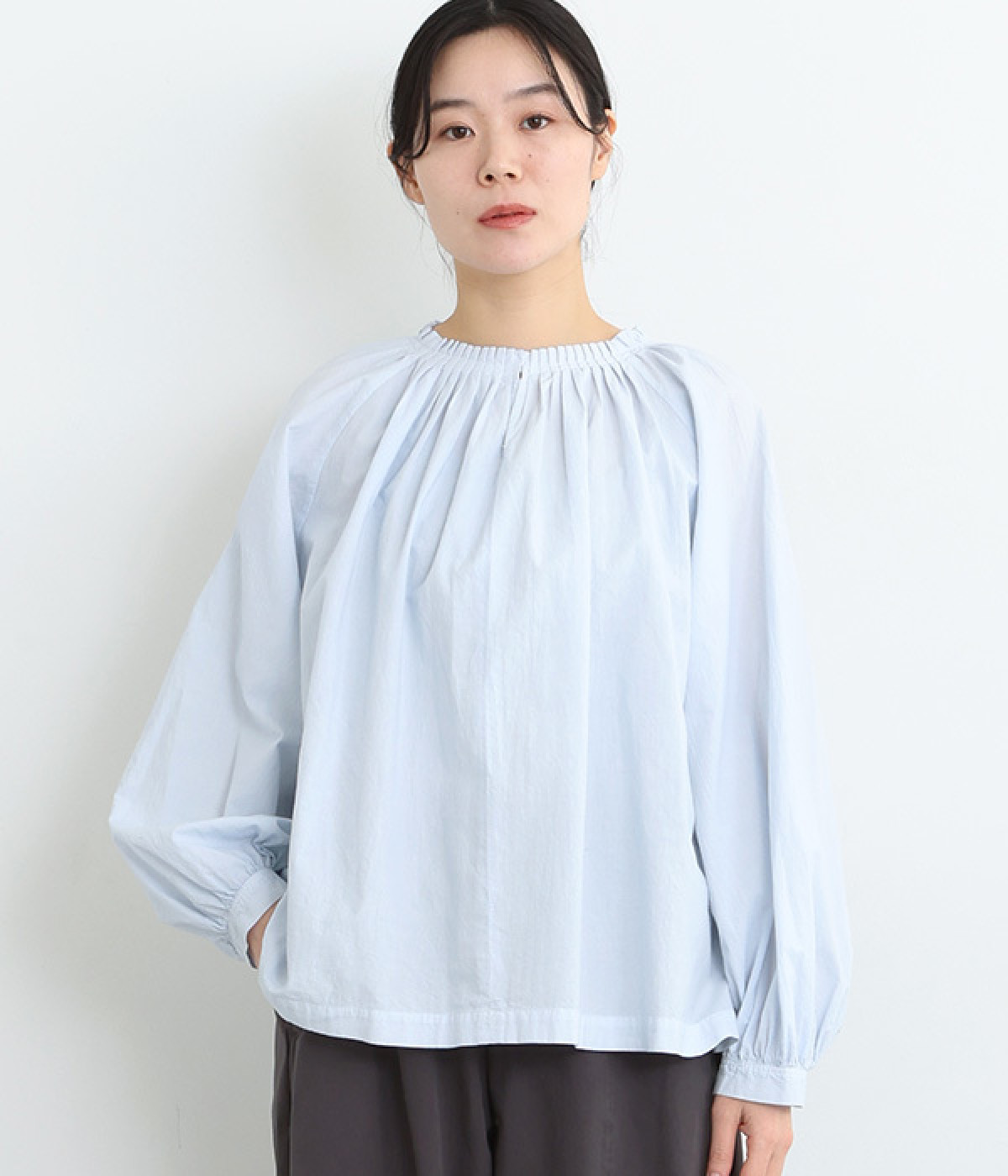 コットンローンオーバーダイ　タックギャザーフリルブラウス(サックス-ONESIZE)