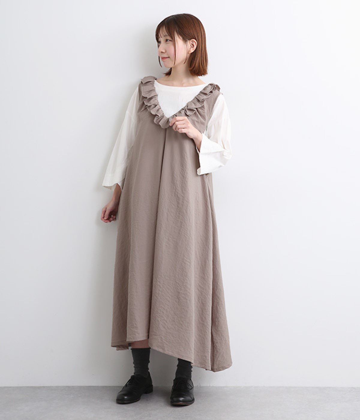 とろみワッシャー襟元フリル付ノースリーブワンピース 着丈115cm(グレージュ-ONESIZE)