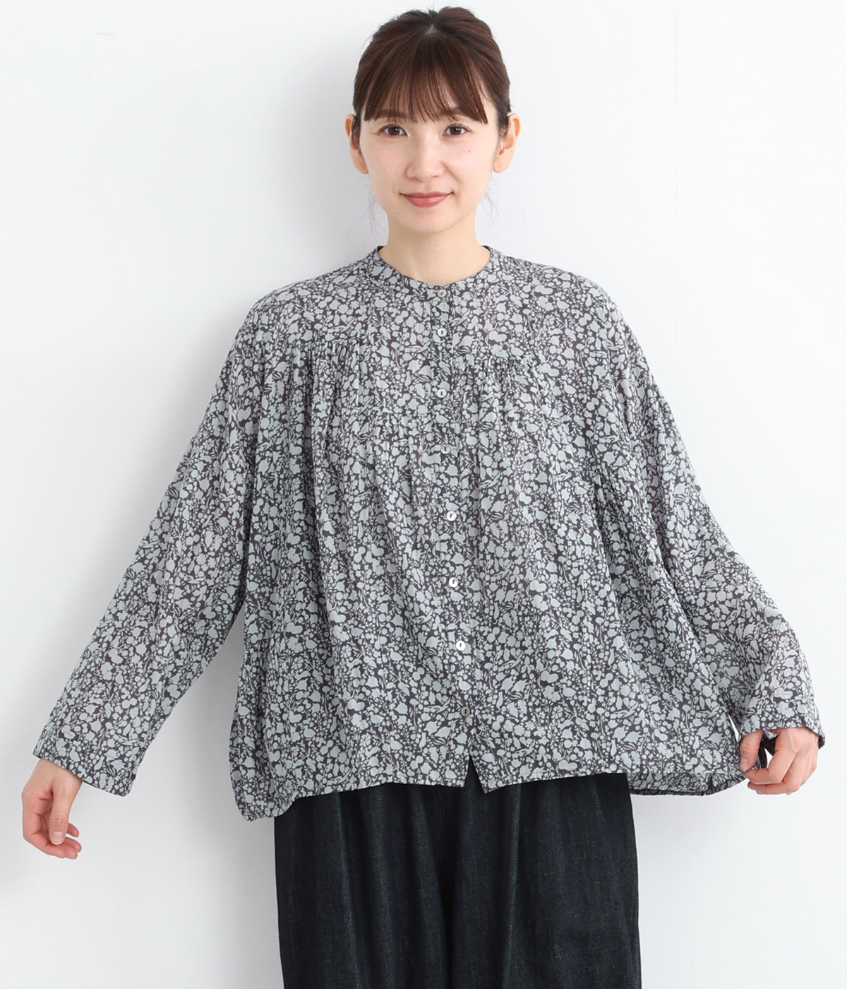 シルクタッチシルエットミニフラワープリントギャザー切替ボリュームブラウス(サックス-ONESIZE)