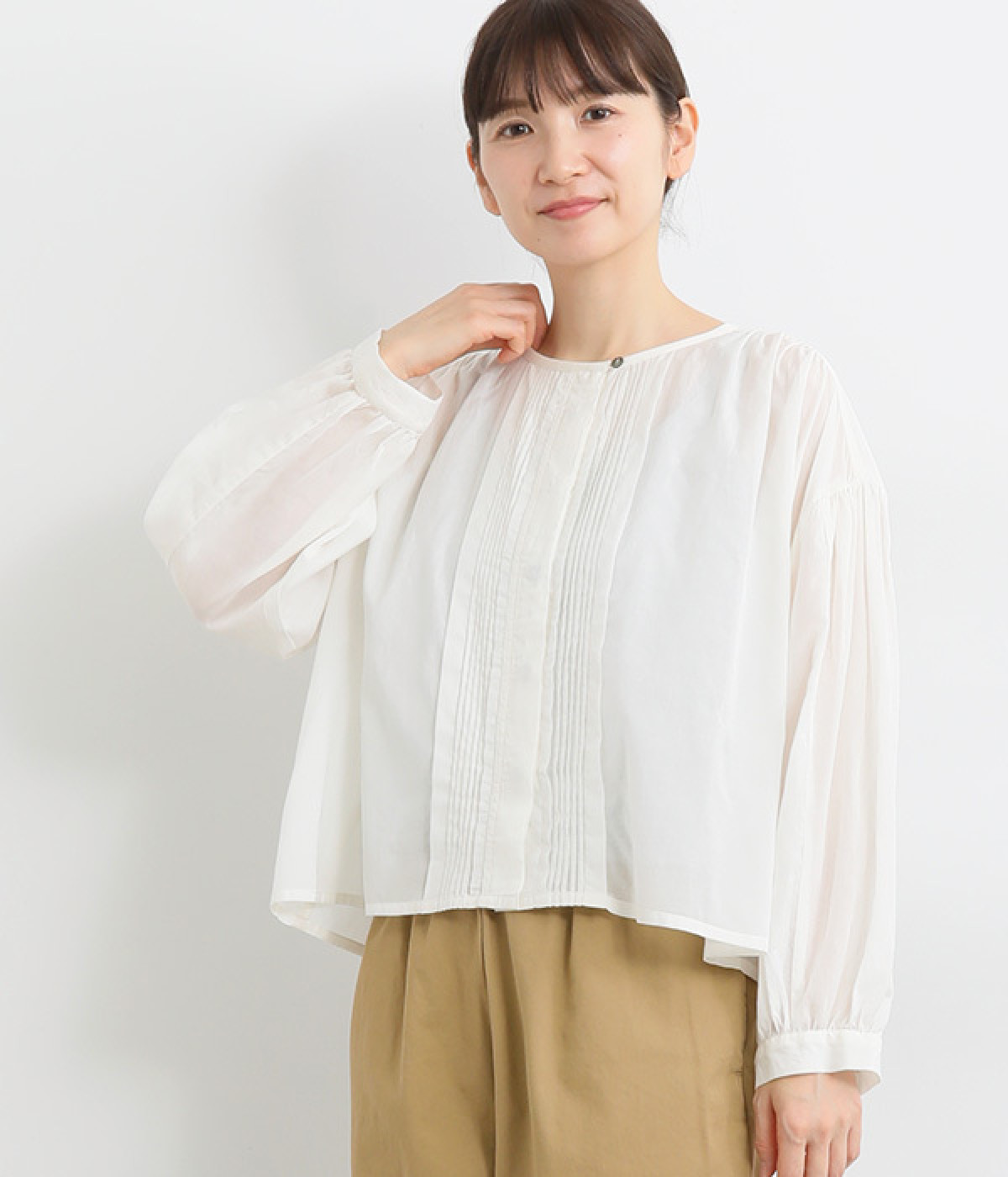 シルクタッチピンタッククルーネックブラウス(オフホワイト-ONESIZE)