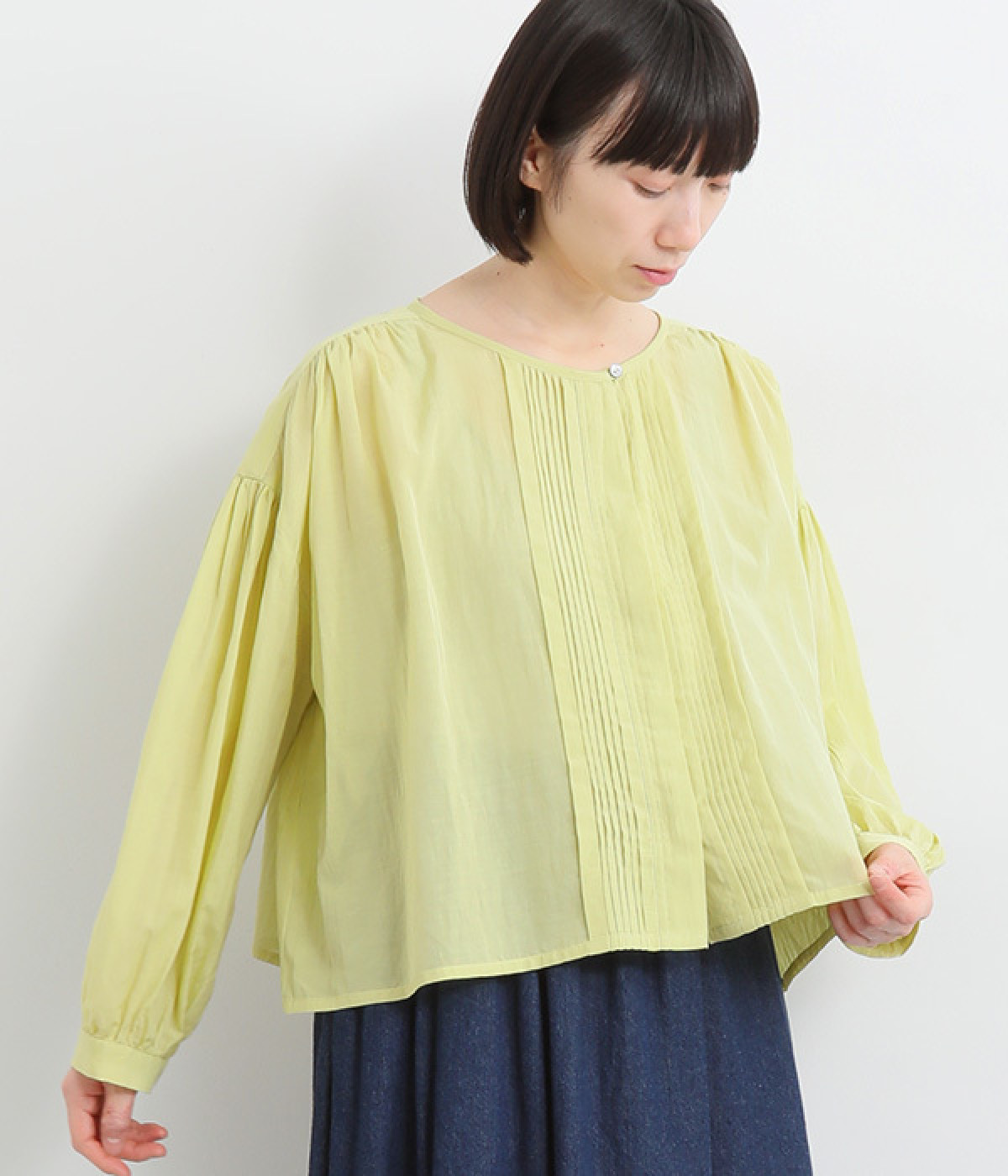 シルクタッチピンタッククルーネックブラウス(ライムイエロー-ONESIZE)