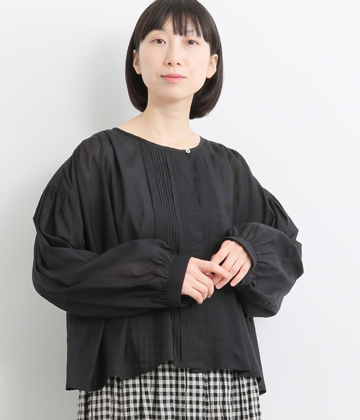 シルクタッチピンタッククルーネックブラウス(ブラック-ONESIZE)