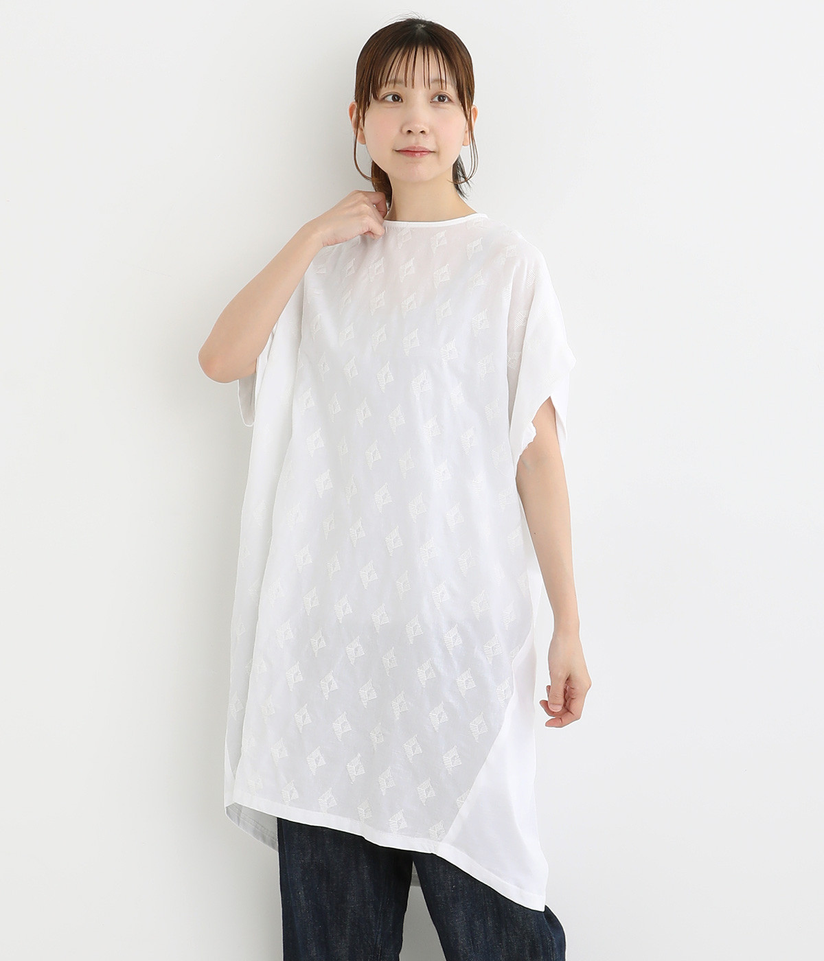 コットンキャンブリックジオメトリー刺繍肩タックスリーブロングプルオーバー(オフホワイト-ONESIZE)