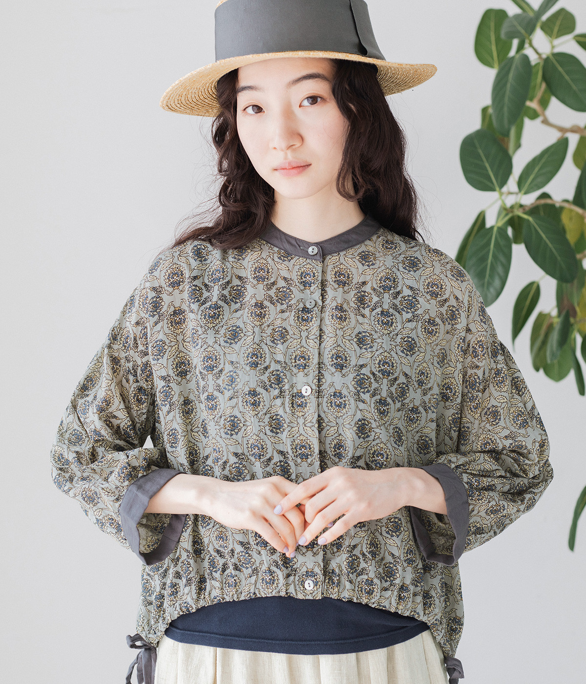 シルクタッチボイルタイルプリント　裾ドロストシャツ(ライトカーキ-ONESIZE)