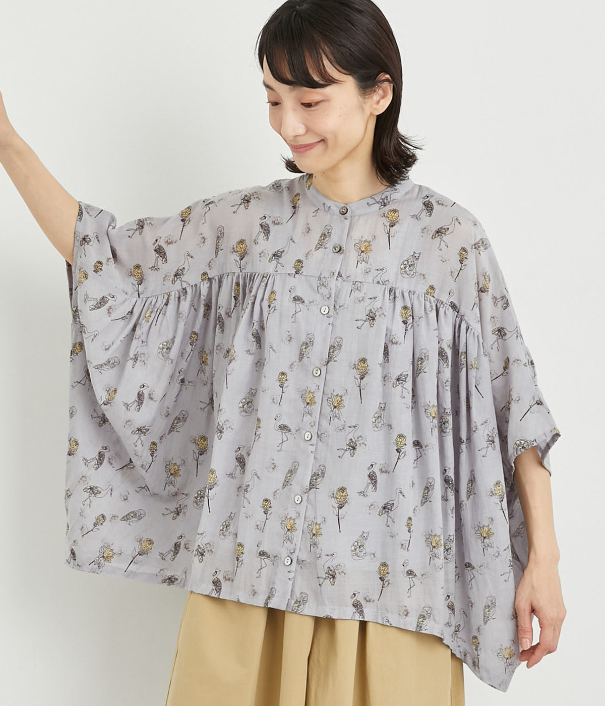 シルクタッチボイル鳥花プリントワイドギャザーブラウス(グレー-ONESIZE)