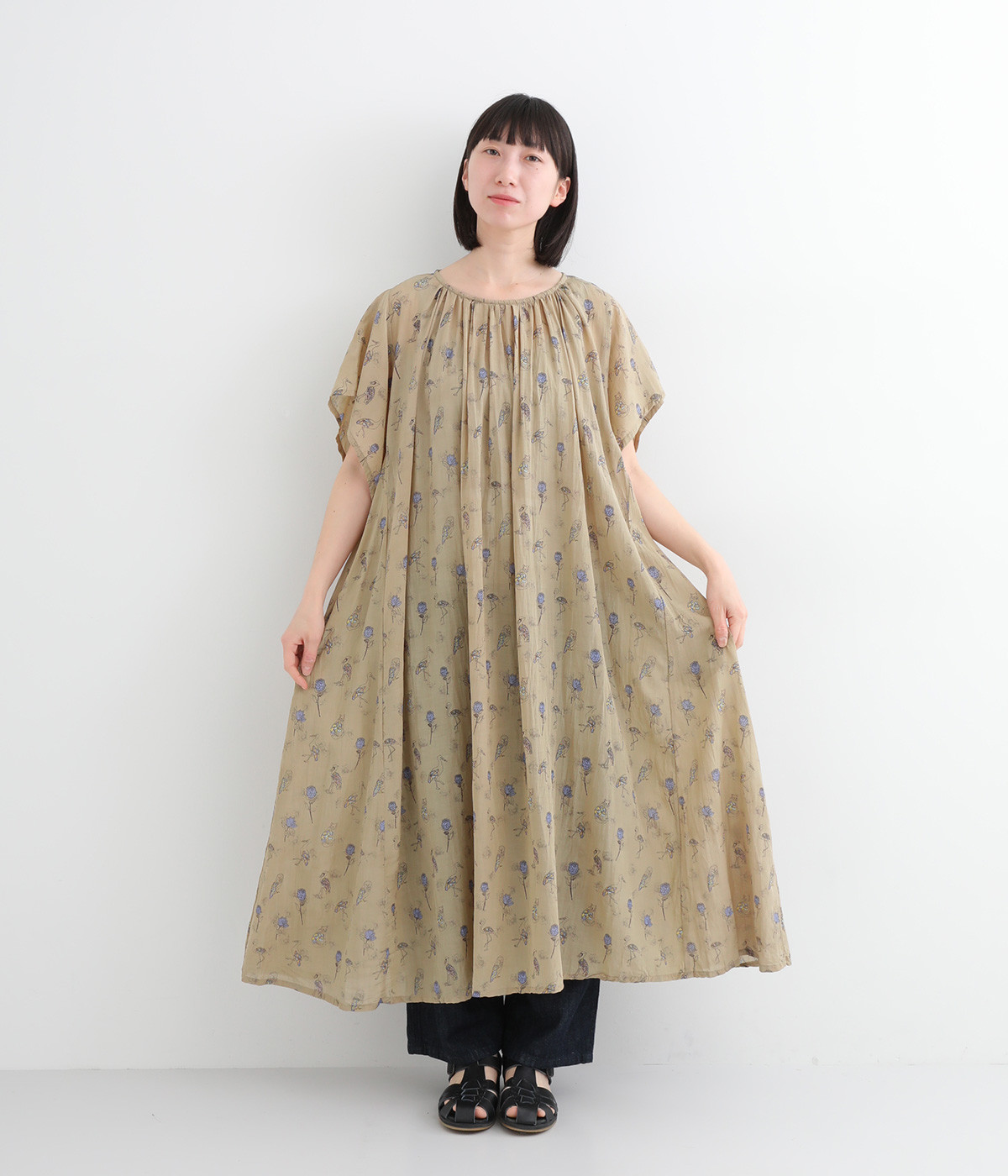 シルクタッチボイル鳥花プリントギャザーワンピース(ベージュ-ONESIZE)