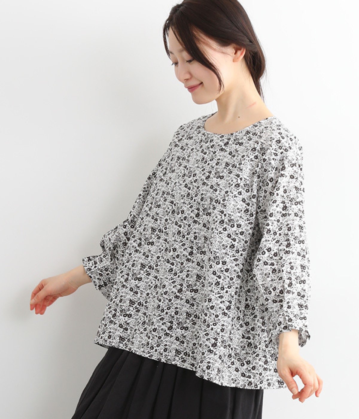 コットンローン花柄プリント 袖口タックフリルブラウス(オフ×クロ-ONESIZE)
