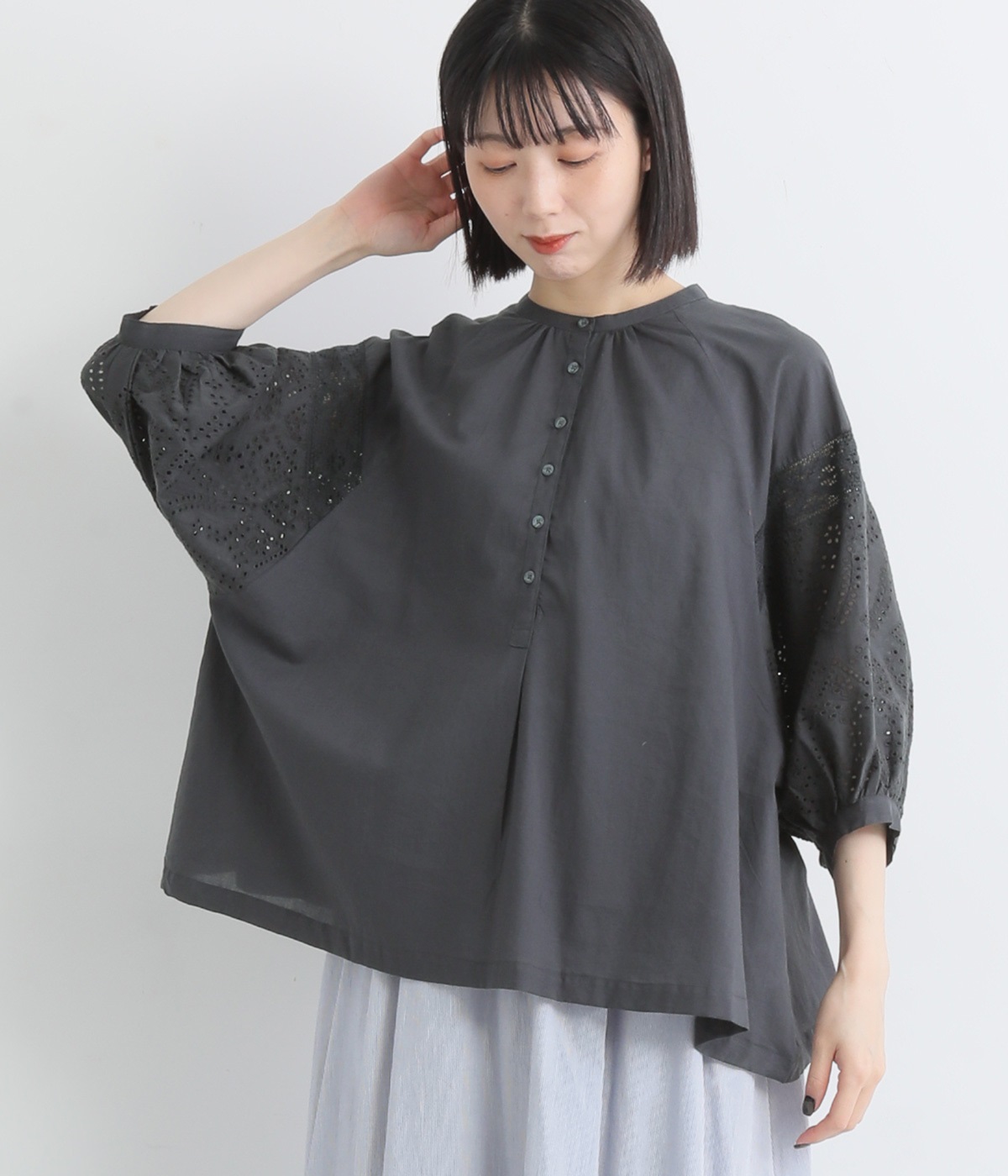 コットンキャンブリック袖刺繍プルオーバーブラウス(チャコール-M)