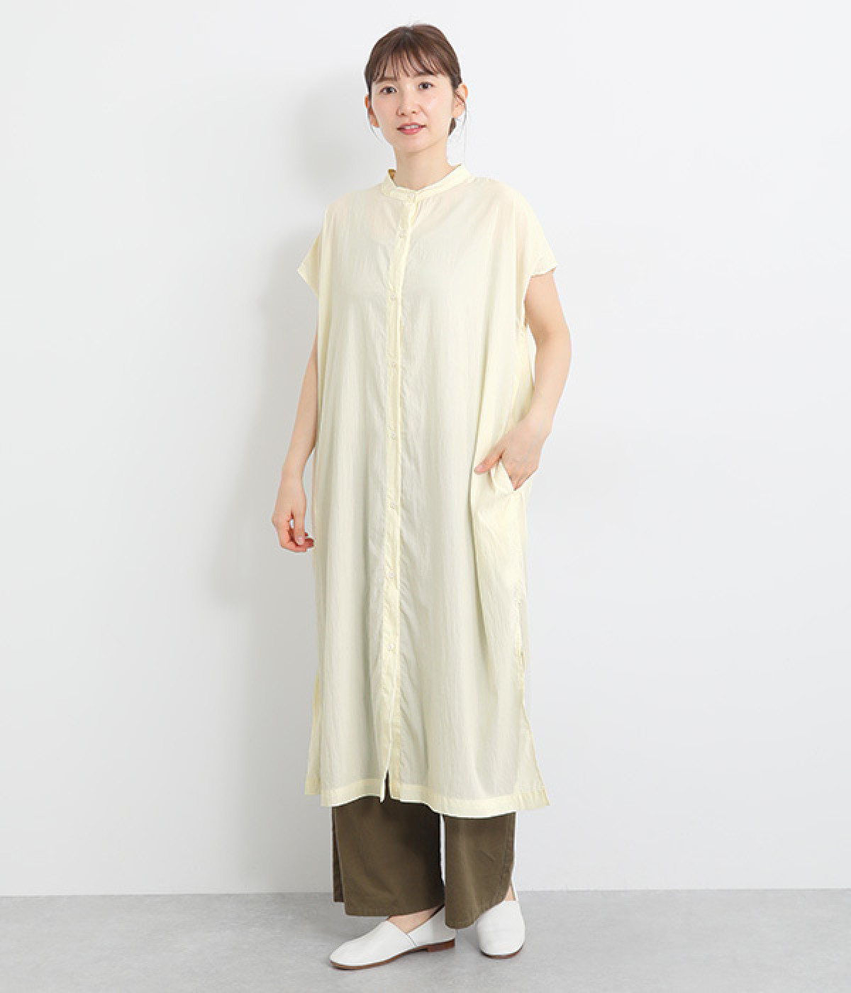 フィブリルツイルスタンド襟ノースリーブワンピース(アイボリー-ONESIZE)