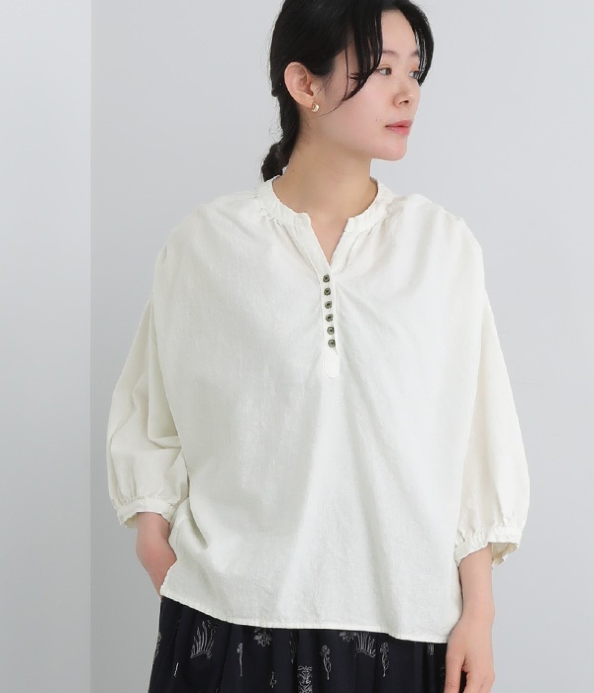 コットンリネンスキッパーヘンリーネック7分袖ブラウス(オフホワイト-ONESIZE)