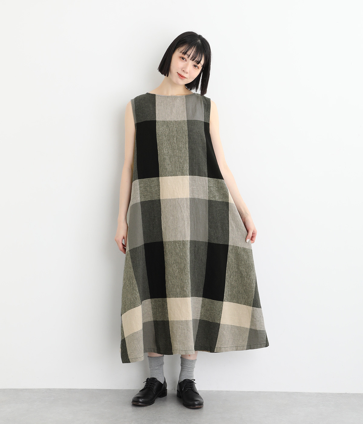 コットンリネンガーゼビッグチェックフレアノースリーブワンピース(ブラック-L)