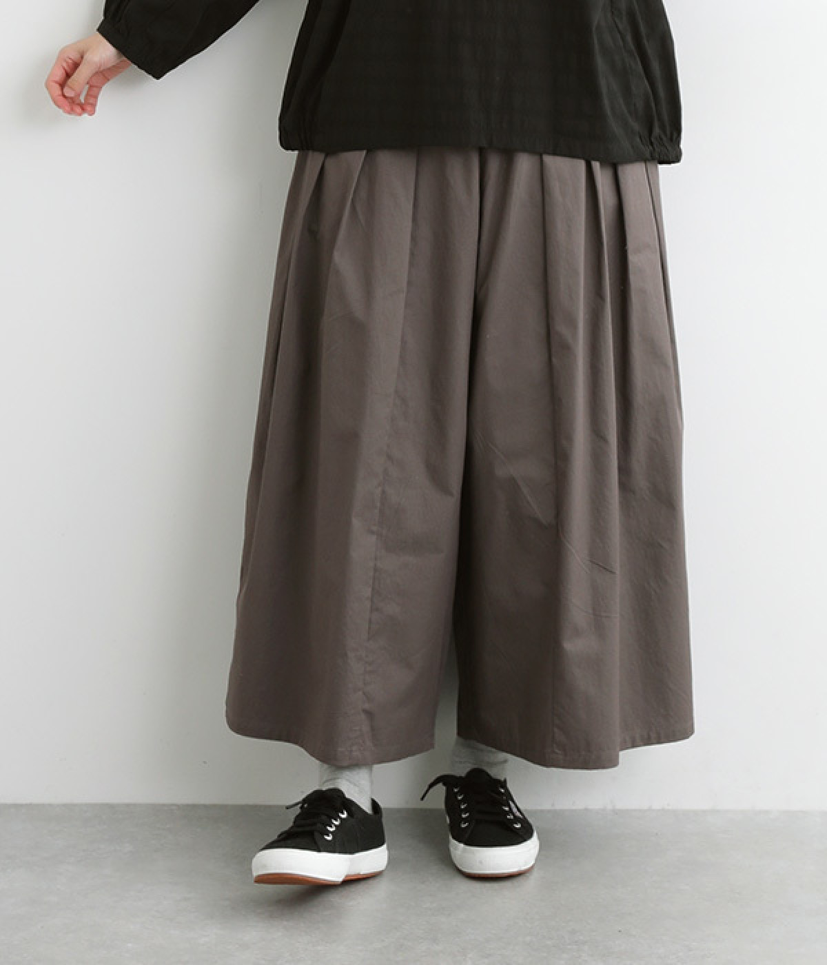 コットンツイル　タックセミワイドパンツ(チャコール-ONESIZE)