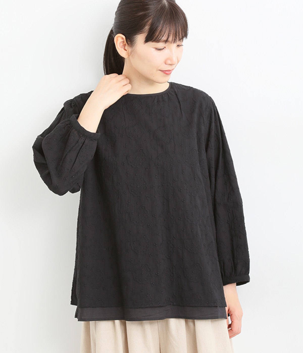花柄刺繍プルオーバーブラウス(ブラック-ONESIZE)