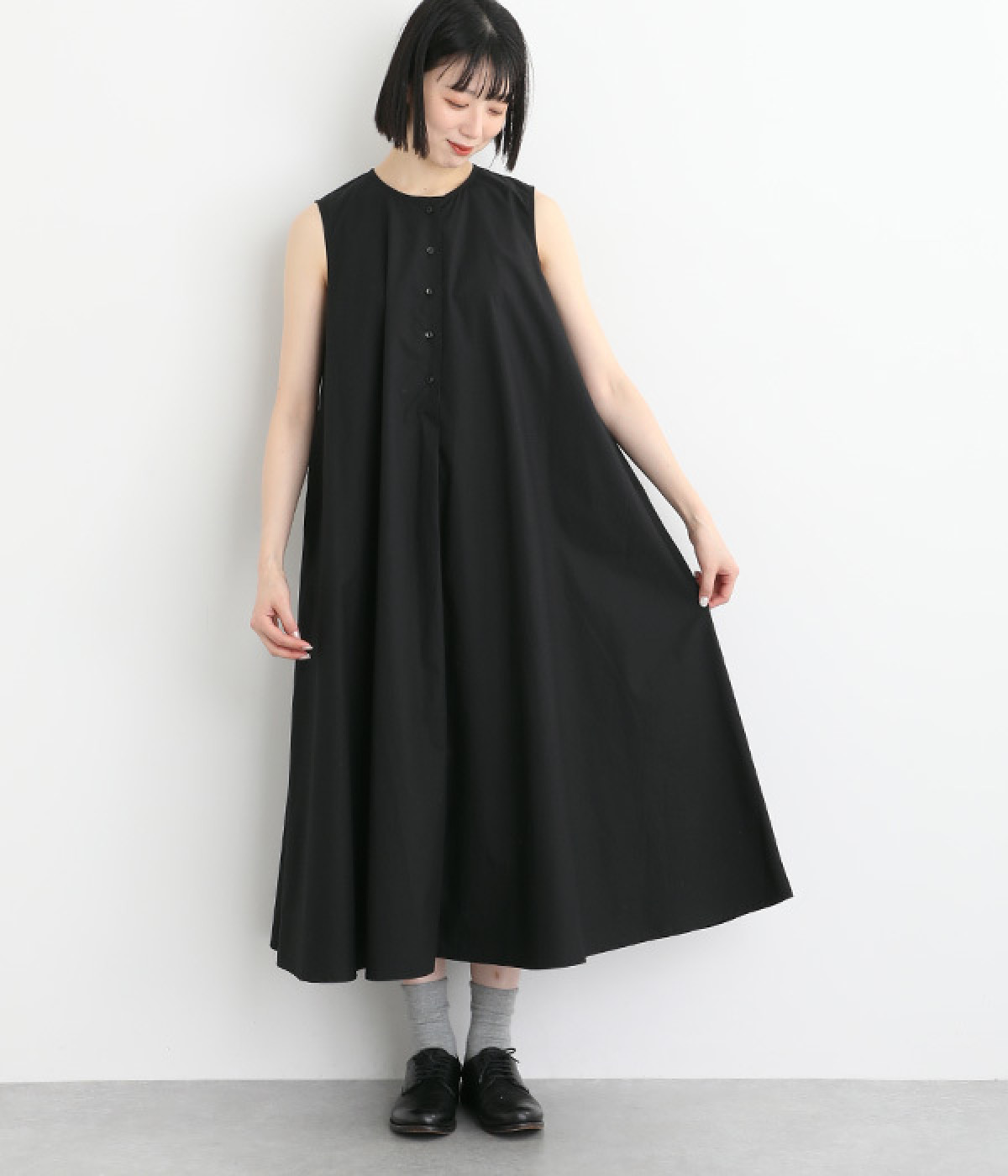 日本製　クルーネックフレアーノースリーブワンピース(ブラック-ONESIZE)