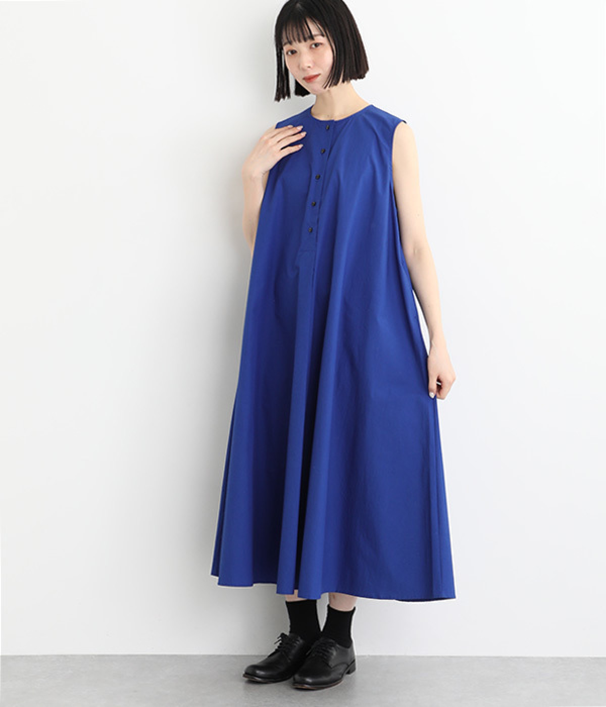 日本製　クルーネックフレアーノースリーブワンピース(ブルー-ONESIZE)