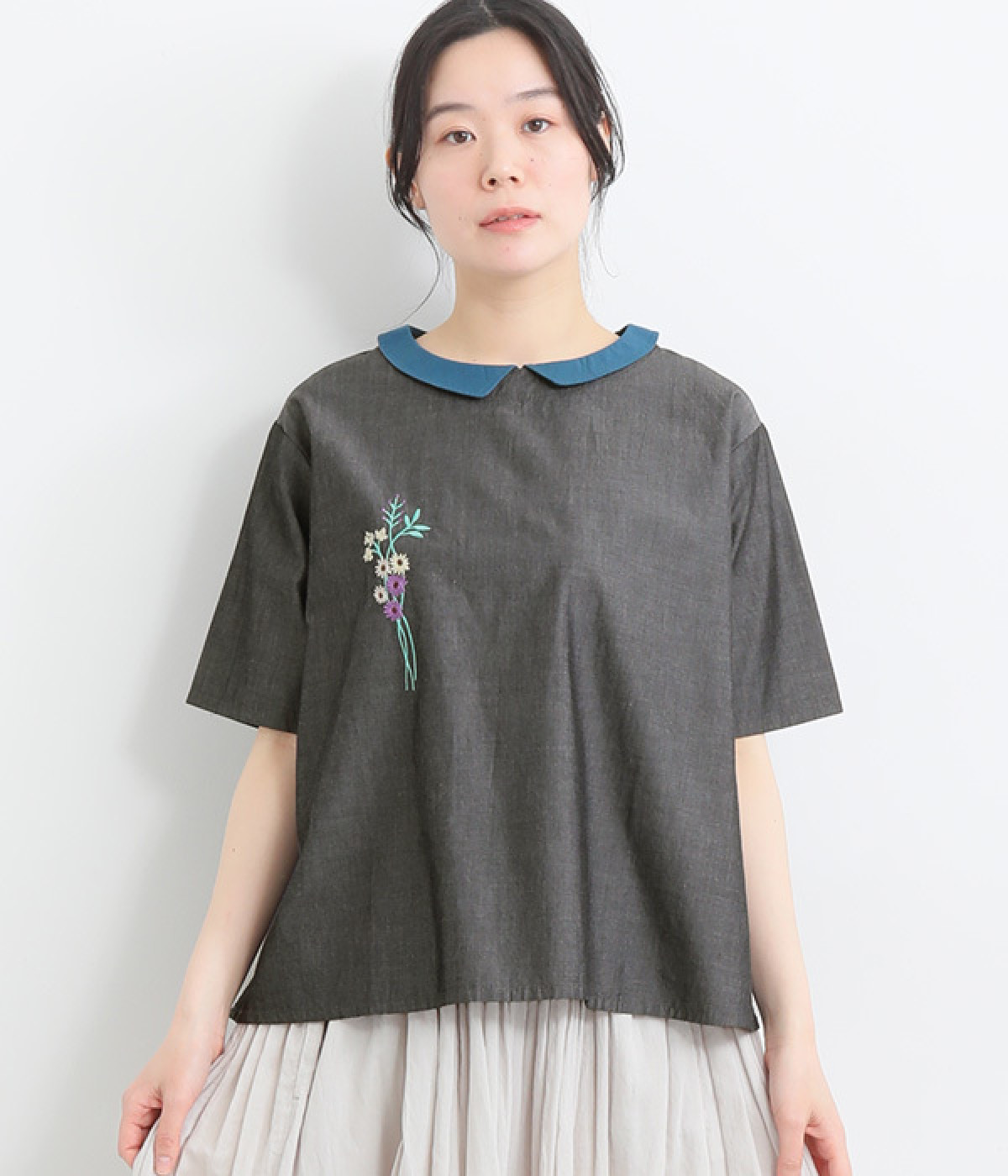 コットンシャンブレー花刺繍ブラウス(ブラック-ONESIZE)