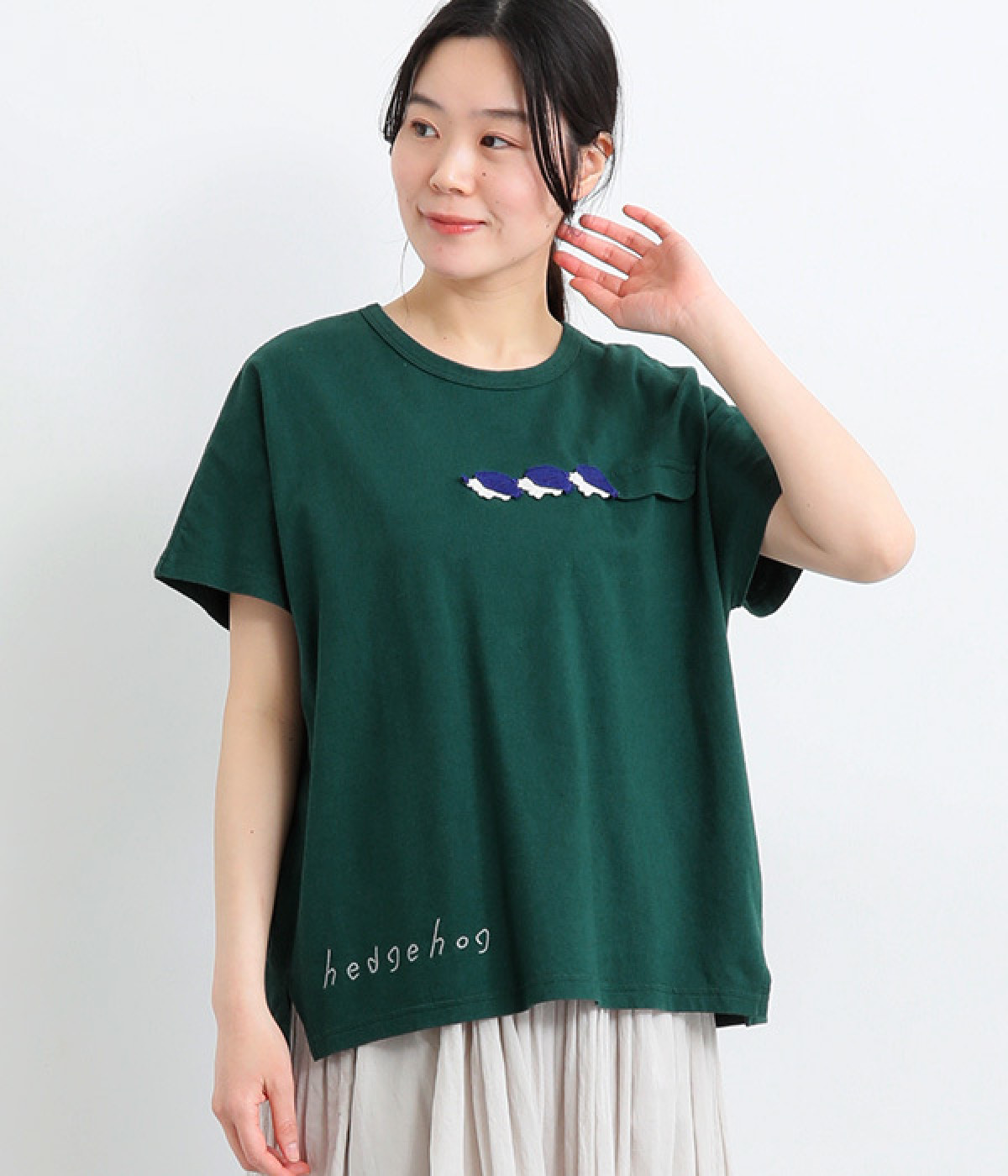 コットンリネン天竺ハリネズミかぎ編みロゴ刺繍ドルマンＴシャツ(グリーン-ONESIZE)