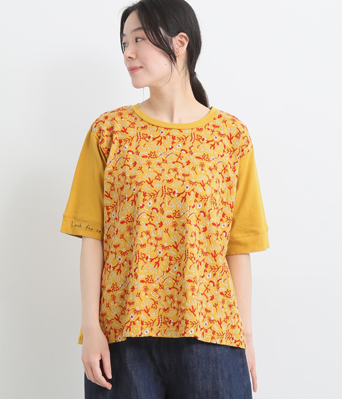 コットンリネン天竺どこにいるのかな刺繍Ｔシャツ(マスタード-ONESIZE)
