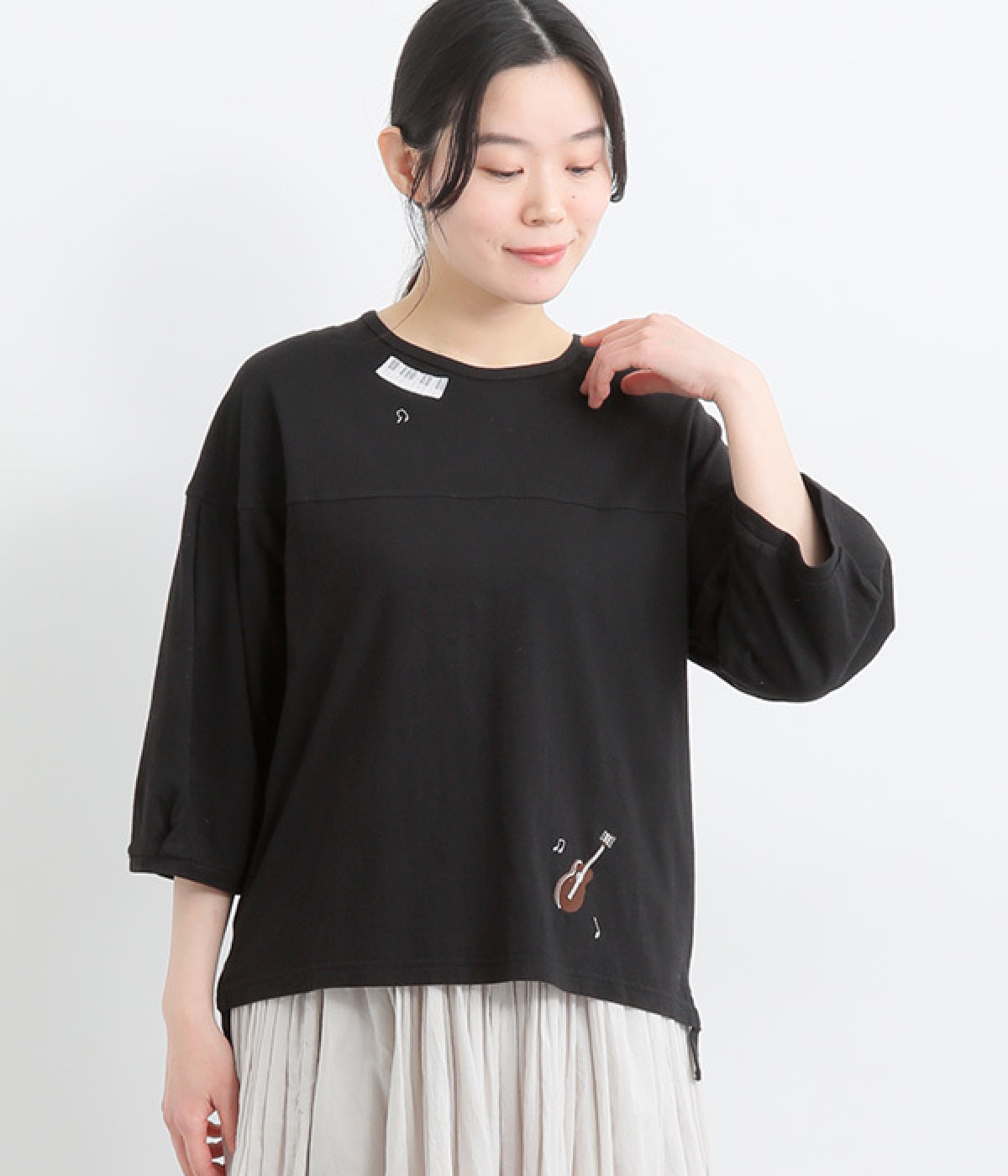 コットンリネン天竺夜風と音色刺繍Ｔシャツ(ブラック-ONESIZE)