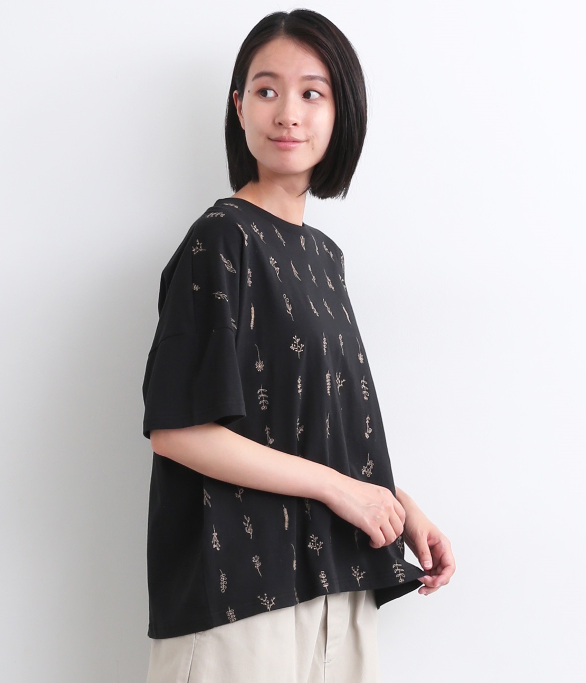 お花全面刺繍Tシャツ(ブラック-ONESIZE)
