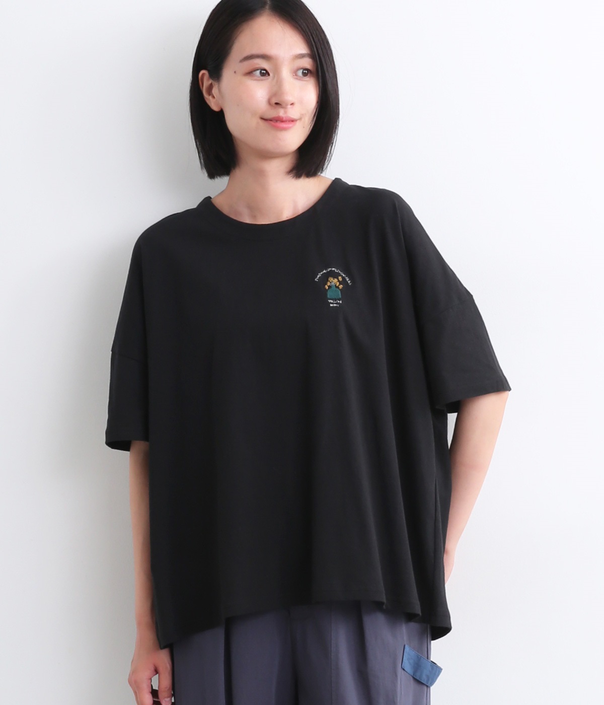 花瓶刺繍ボタン止めＴシャツ(ブラック-ONESIZE)