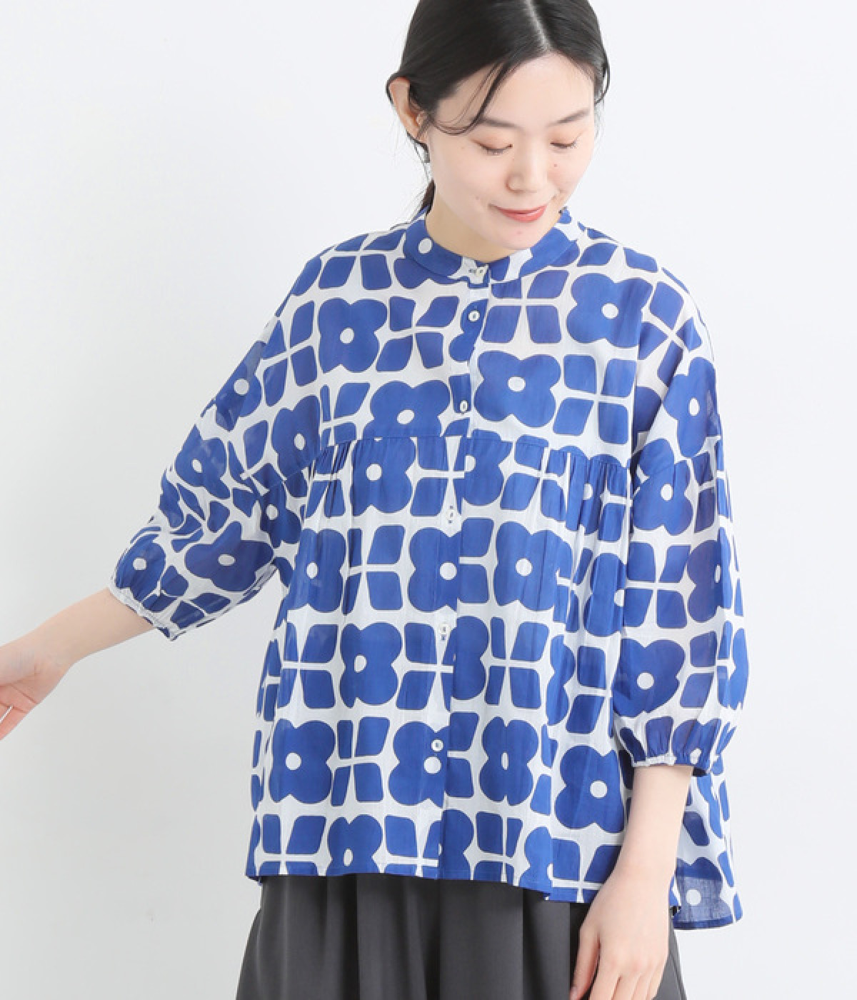 コットンボイル花柄プリントギャザーシャツ6分袖(ホワイト×ブルー-ONESIZE)