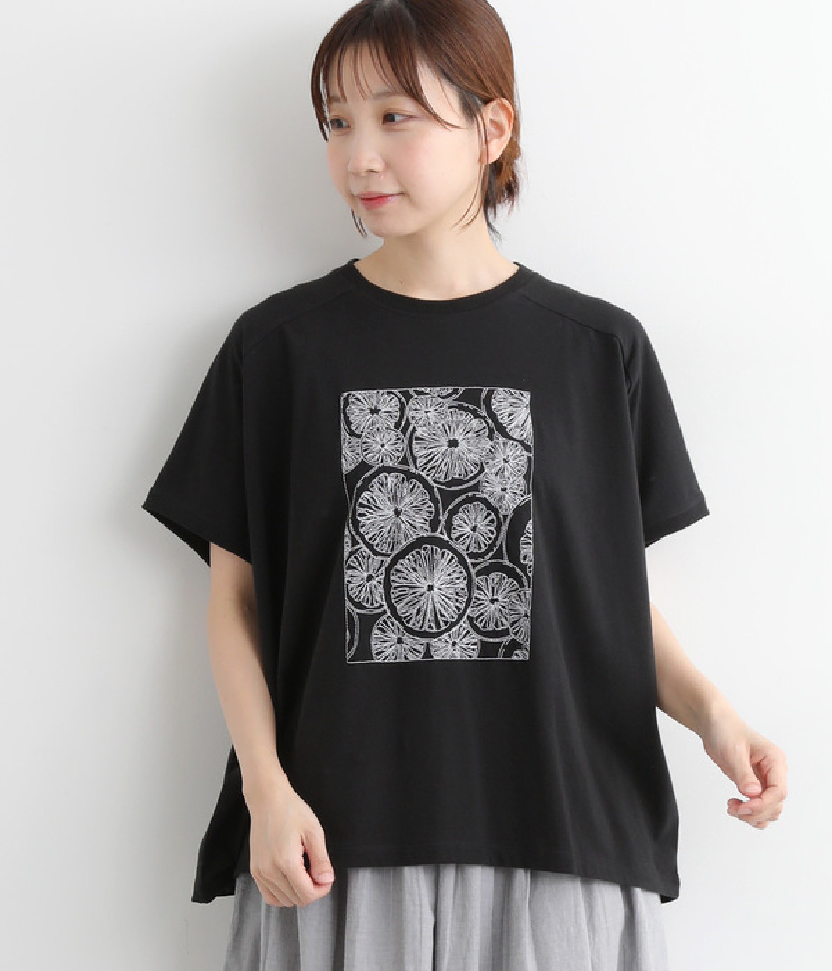 コットン天竺刺繍変形ワイドＴシャツ　レモン(ブラック-ONESIZE)