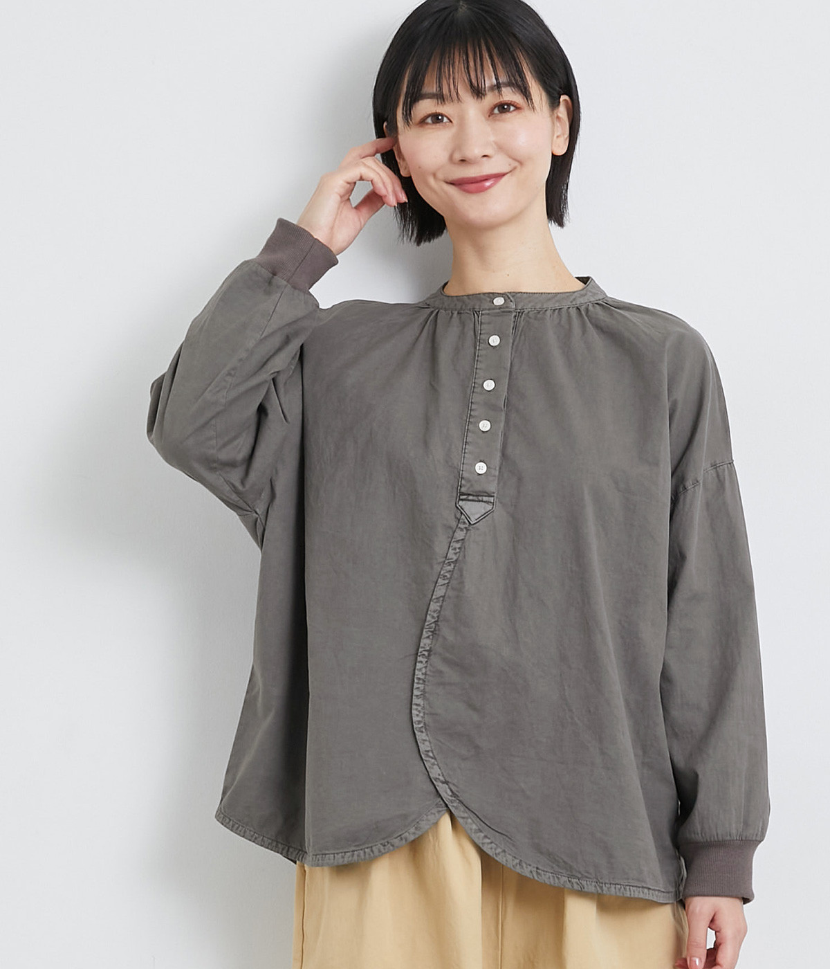 オックスピグメント加工ラウンド裾ブラウス(チャコール-ONESIZE)