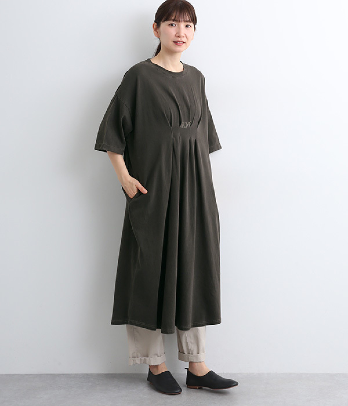ピグメント加工刺繍タックワンピース(チャコール-ONESIZE)