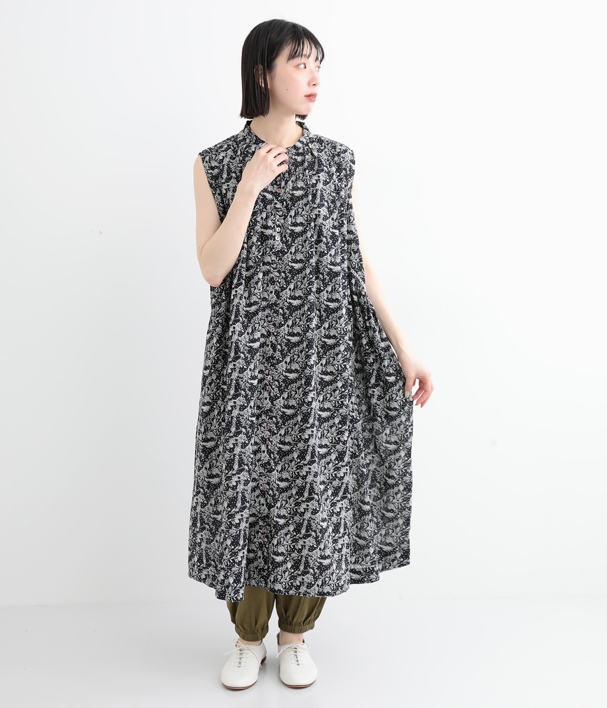 コットンボイルprint ノースリーブギャザーワンピース(ブラック-ONESIZE)