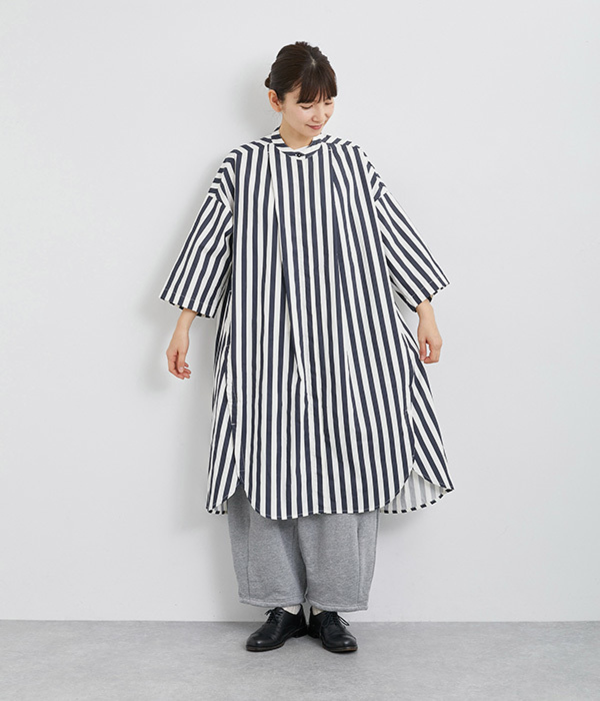 コットンナイロンサイドスリットシャツコートワンピース(オフホワイト×チャコールグレー-ONESIZE)
