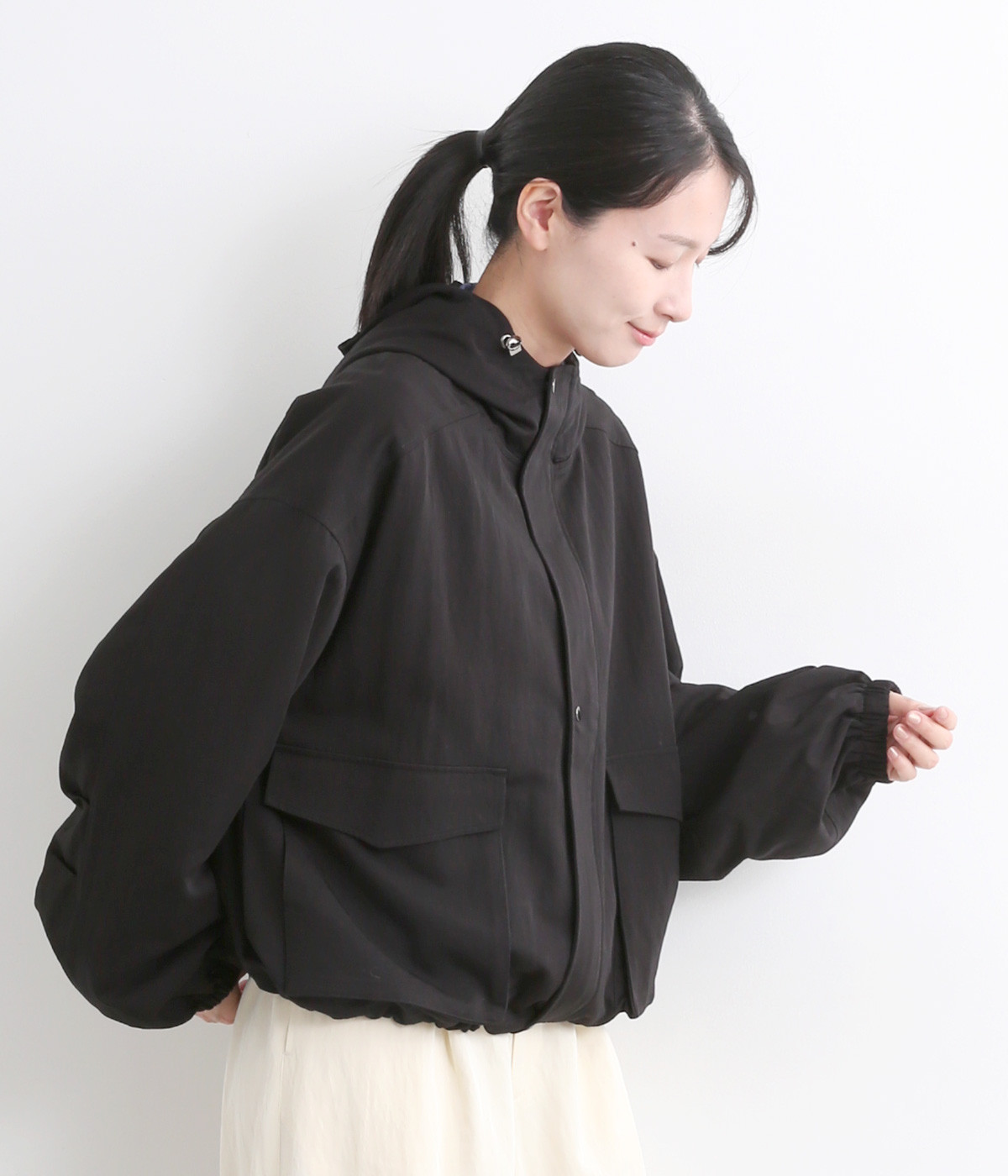レーヨンナイロンツイルフードショートジャケット(ブラック-ONESIZE)