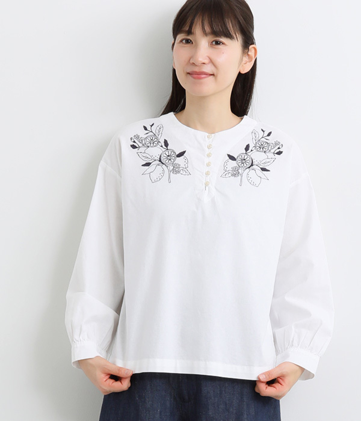コットン平織モチーフ刺繍ブラウス(オフホワイト-ONESIZE)