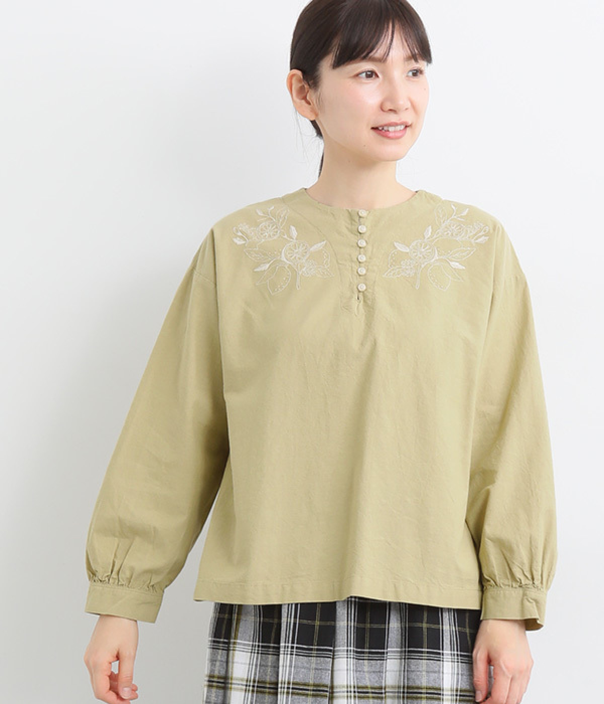コットン平織モチーフ刺繍ブラウス(ライムベージュ-ONESIZE)