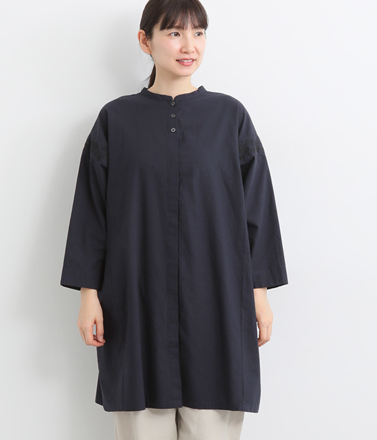 コットン平織腕ライン刺繍ブラウス(ネイビー-ONESIZE)