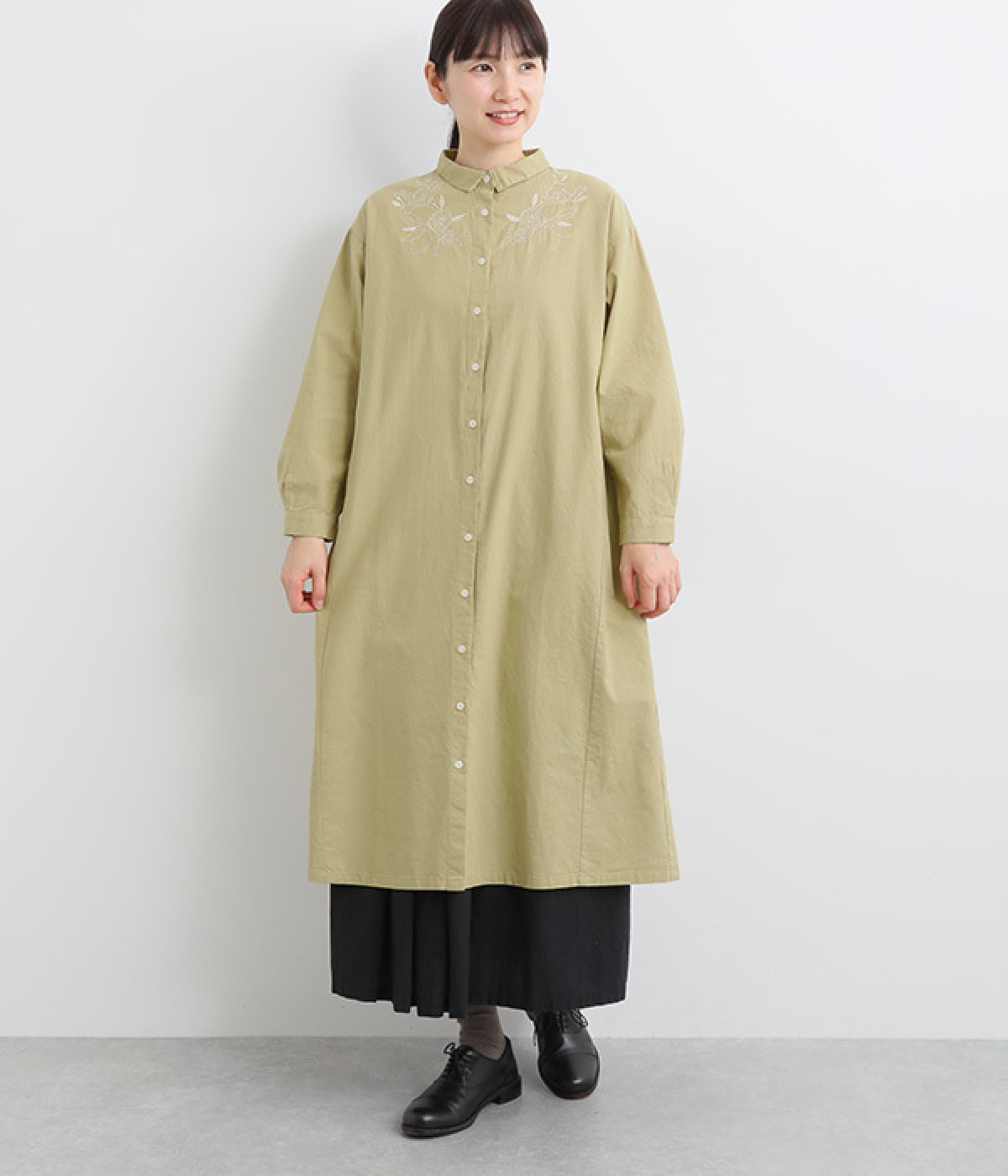 コットン平織モチーフ刺繍シャツワンピース(ライムベージュ-ONESIZE)