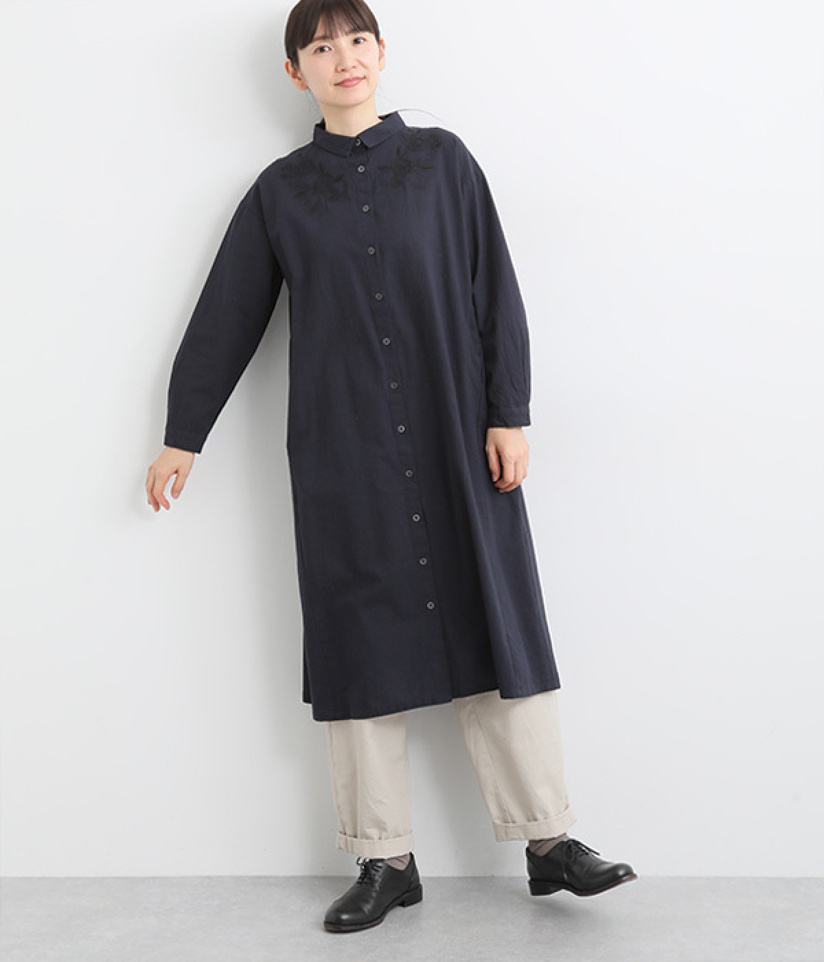 コットン平織モチーフ刺繍シャツワンピース(ネイビー-ONESIZE)