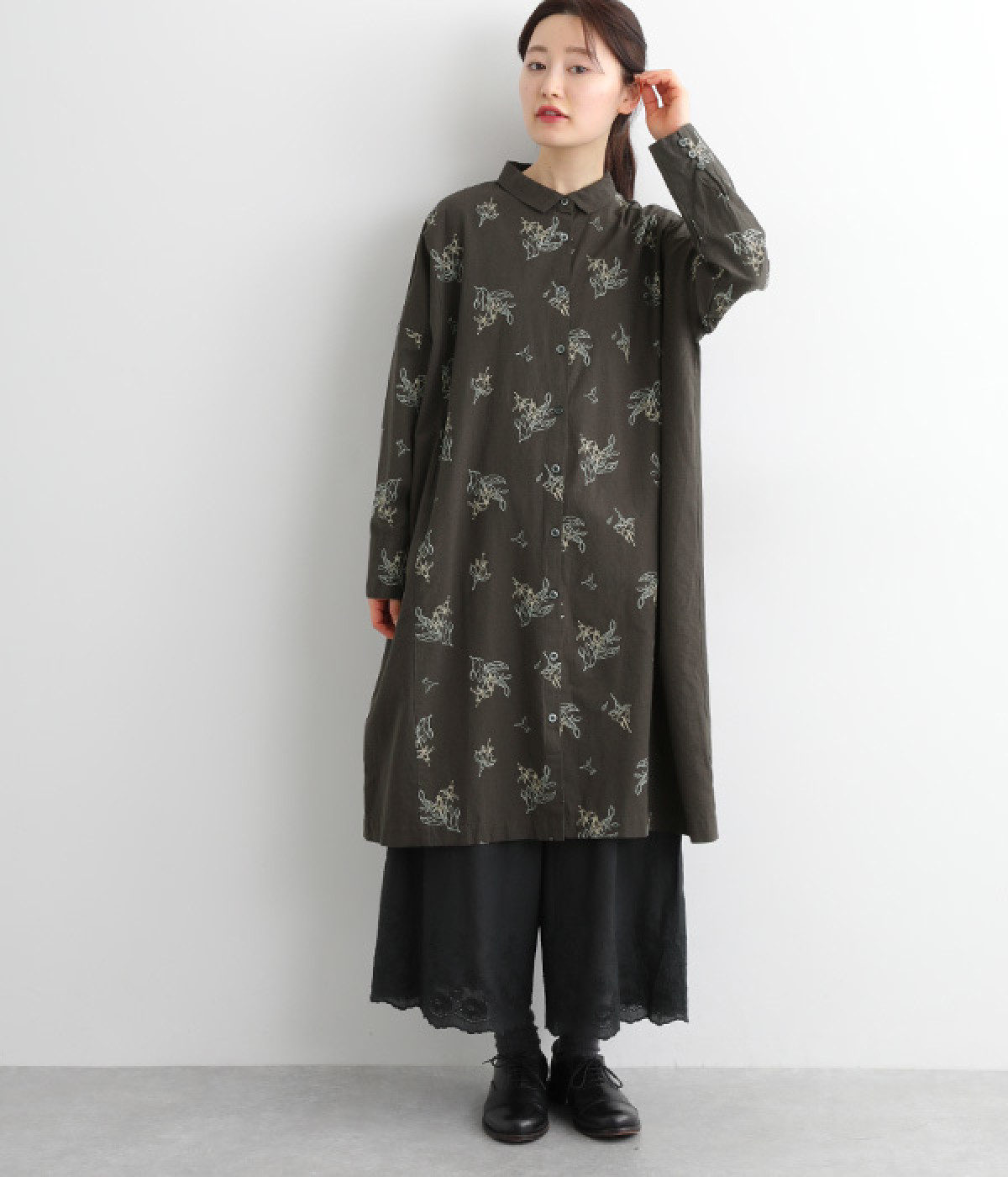 【tukuroi by SUN VALLEY】コットンリネン平織総柄刺繍ワンピース(チャコール-ONESIZE)