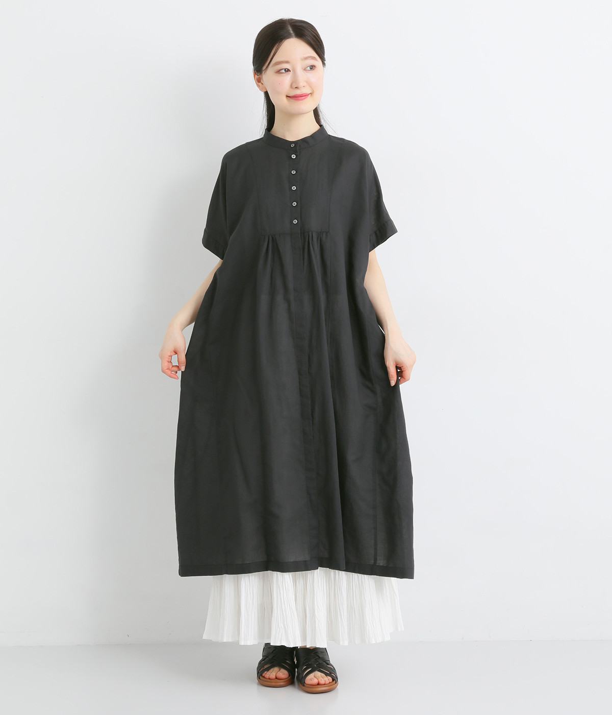 【tukuroi by SUN VALLEY】リネンコットン細番手　切替えギャザーワンピース(クロ-ONESIZE)