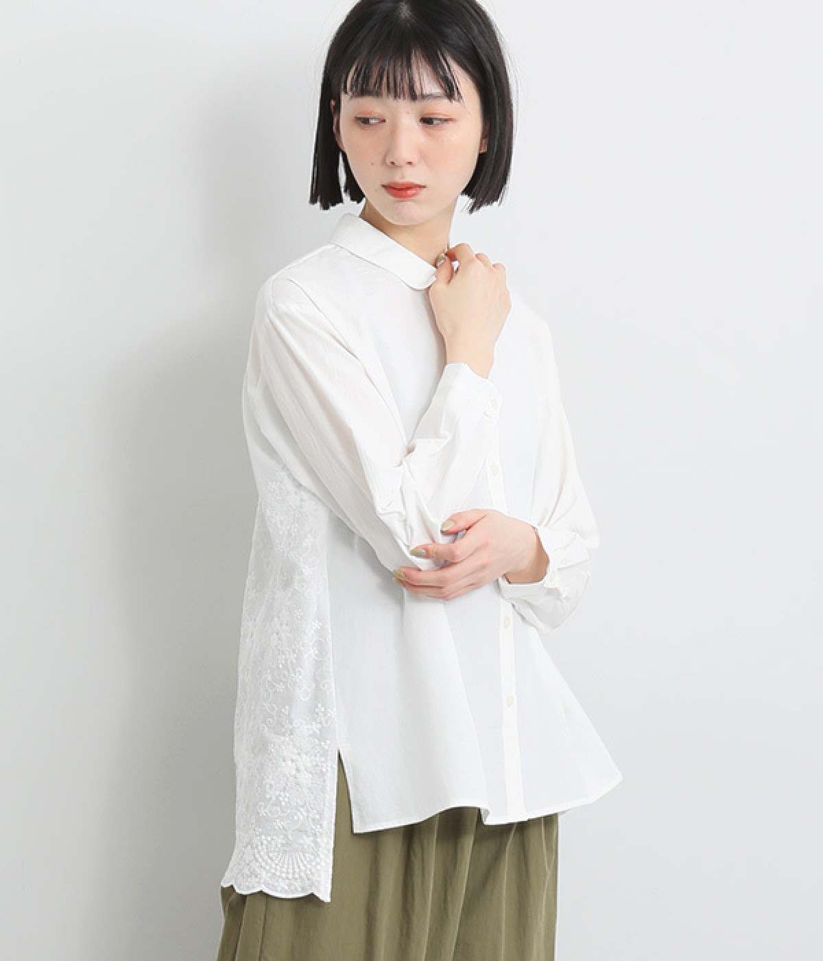コットンBACKスカラ刺繍シャツ襟ブラウス(オフ-ONESIZE)