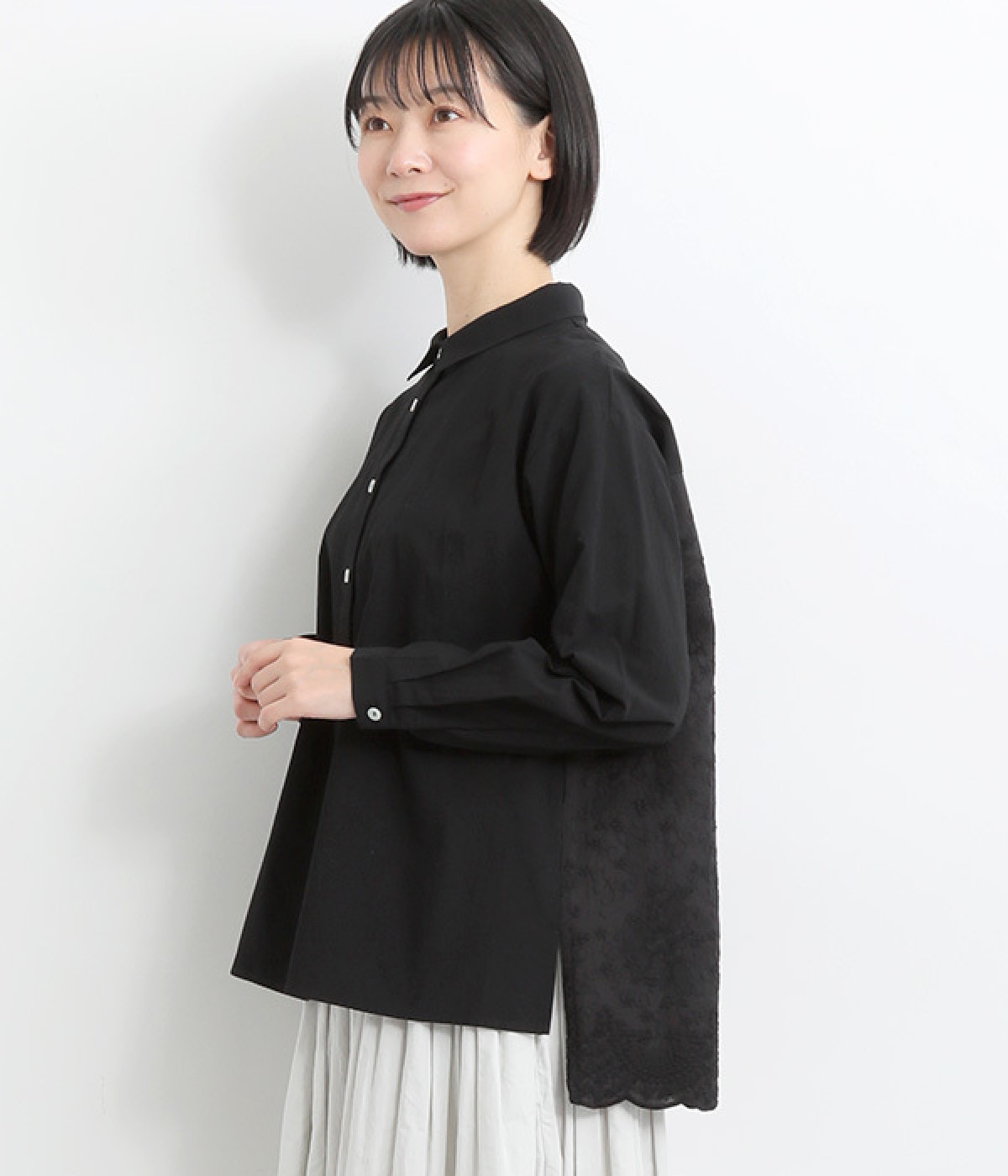 コットンBACKスカラ刺繍シャツ襟ブラウス(クロ-ONESIZE)