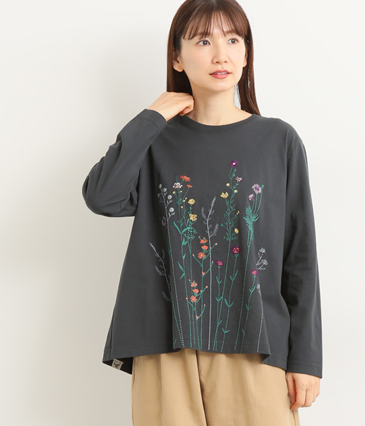 21番手OE天竺ブルーミングフラワー刺繍ロングスリーブカットソー(チャコール-ONESIZE)