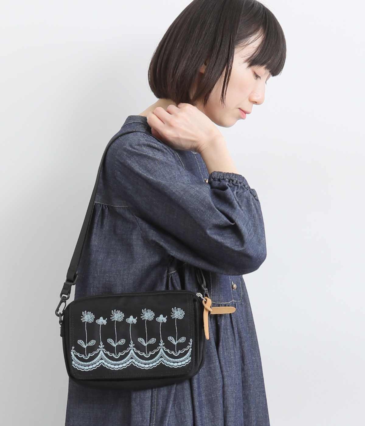 ｢glanta｣フラワースカラップ刺繍ウォレットショルダーバッグ(ブラック-ONESIZE)
